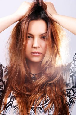 Genç ve güzel bir kadının portresi