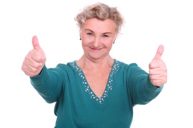 Beyaz arka plan üzerinde izole mutlu yaşlı kadın