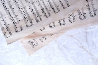 Gazete. Notlu eski çarşaflar