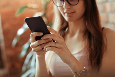 İş. Ofiste akıllı telefon kullanan bir iş kadını.