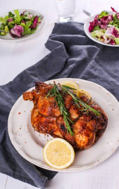 Yiyecekler. Masada kızarmış tavuk var.