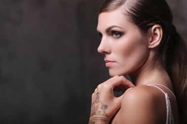 Yakın planda güzel bir kadının yüzü.