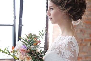 Gelinlik içinde güzel gelin