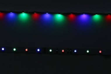 Masanın üzerinde hafif bir kurdele var.