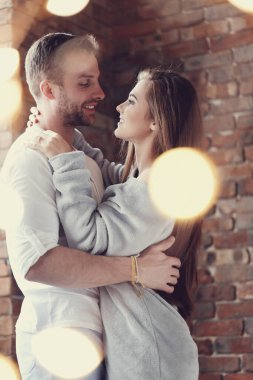 Tutku. Evde sevimli bir çift var.