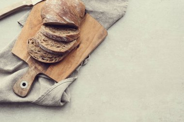 Masada nefis bir ekmek var.