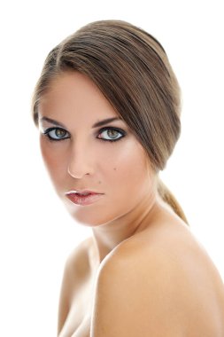 Beyaz arka planda poz veren makyajlı güzel bir kızın portresi. 