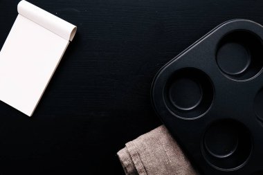 Yemek, mutfak. Mutfak gereçleri masada.