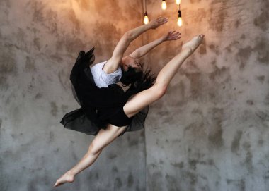 Havada esnek bir kadın