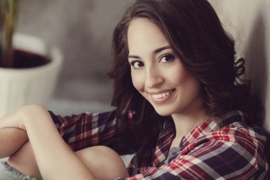 Duvarda oturan tatlı bir kadın.