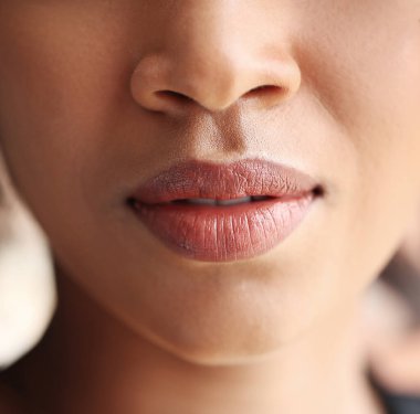 Yüzü. Yakın planda kadın dudakları.