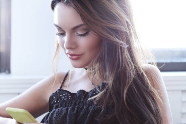 Güzel yüzlü muhteşem bir kadın.