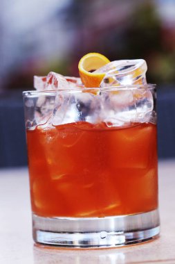 Kokteyl içeceği masada.