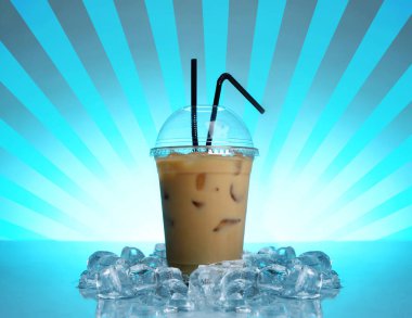 Soyut mavi arka planda soğuk kahve içeceği