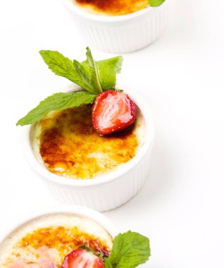 Tatlı. Masada nefis krem brulee