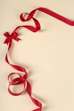 Noel zamanı. Sarı arka planda kırmızı kurdele
