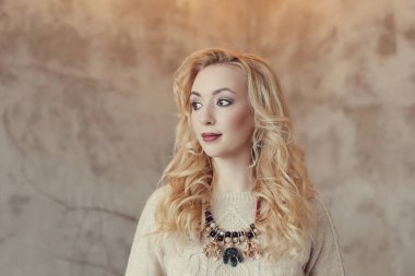 Sarışın, güzel bir kadın.