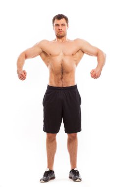 Beyaz bir arka plan üzerinde çıplak gövde izolasyonu olan yakışıklı kaslı adam.