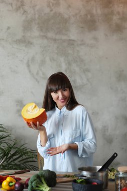 Yemek pişirmek. Kız mutfakta yemek pişiriyor.