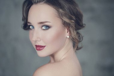 Kırmızı rujlu güzel bir kadın.