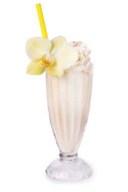 Beyaz arka planda lezzetli muzlu milkshake.