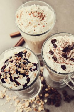 İçelim. Masada kahve frappe 'ı var.