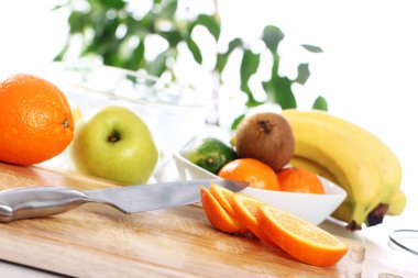 Mutfak masasında farklı taze meyveler var.