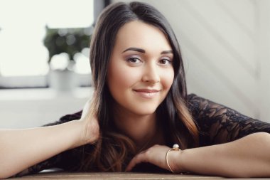 Genç yüzlü güzel kız.