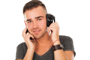 Beyaz bir arka plan üzerinde kulaklık ile yakışıklı bir adam portresi