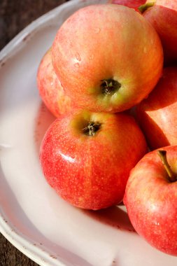 Yiyecekler. Elmalar masada.