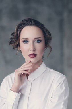 Kırmızı rujlu güzel bir kadın.