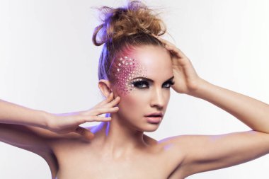 Fantastik Makyaj beyaz zemin üzerine ile güzel bir kadın