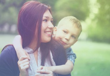 genç ve mutlu anne ile oğlu Park