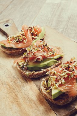 Süslü kapaklı enfes bir sandviç.