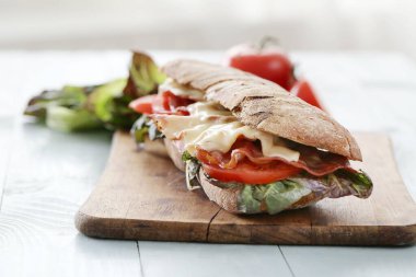 Lezzetli, peynirli uzun sandviç.