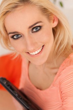 Evinde defteri olan güzel, beyaz bir kadın.