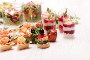 Masada çeşitli atıştırmalıklar var.