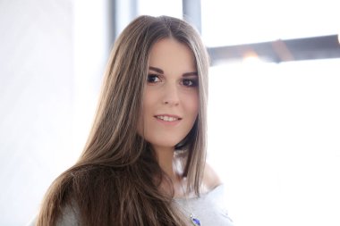 Yaşam tarzı. Evde çekici bir kadın var.