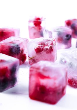 Doğal, organik, kendi kendini yetiştirmiş. Donmuş meyveler 