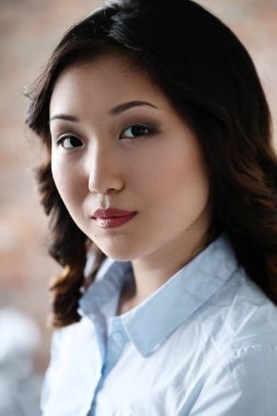 Evde kıvırcık saçlı bir kadın.