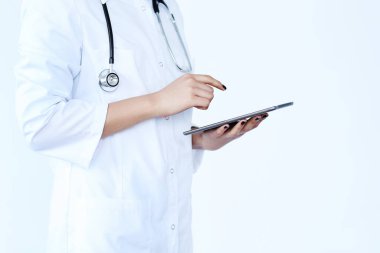 İlaçlar. İş yerinde sevimli bir doktor