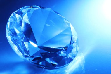 Mavi ışıkta büyük ve güzel bir mücevher