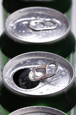 Kutuları soğuk içecekle kapat.