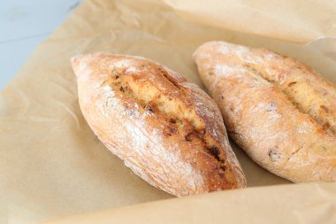 Yiyecekler. Masada taze ekmek var.