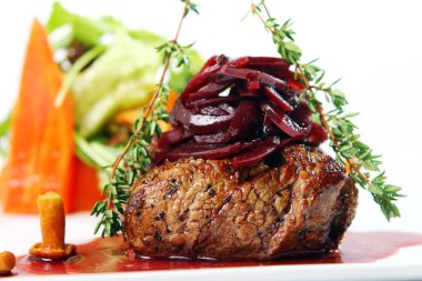 Lokantada lezzetli et ve garnitür.