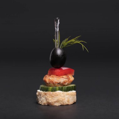 Yiyecekler. Siyah arka planda nefis aperatifler