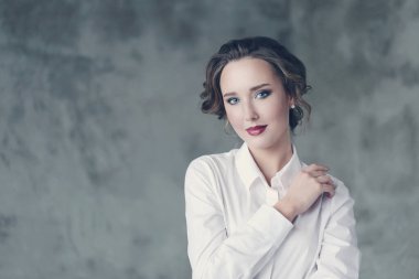 Kırmızı rujlu güzel bir kadın.