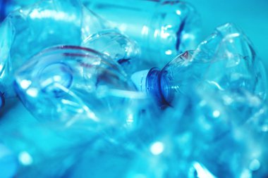 Geri dönüşüm. Kullanılmış su şişeleri