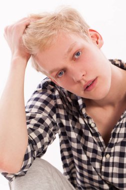 Sarışın, beyaz, sıradan bir adam.