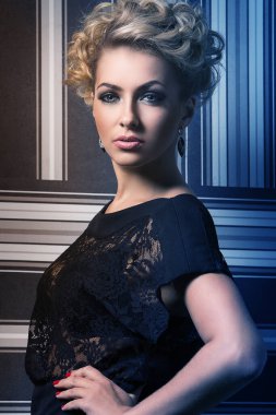 Bilinmeyen sırları olan tatlı ve çekici bir kadın.